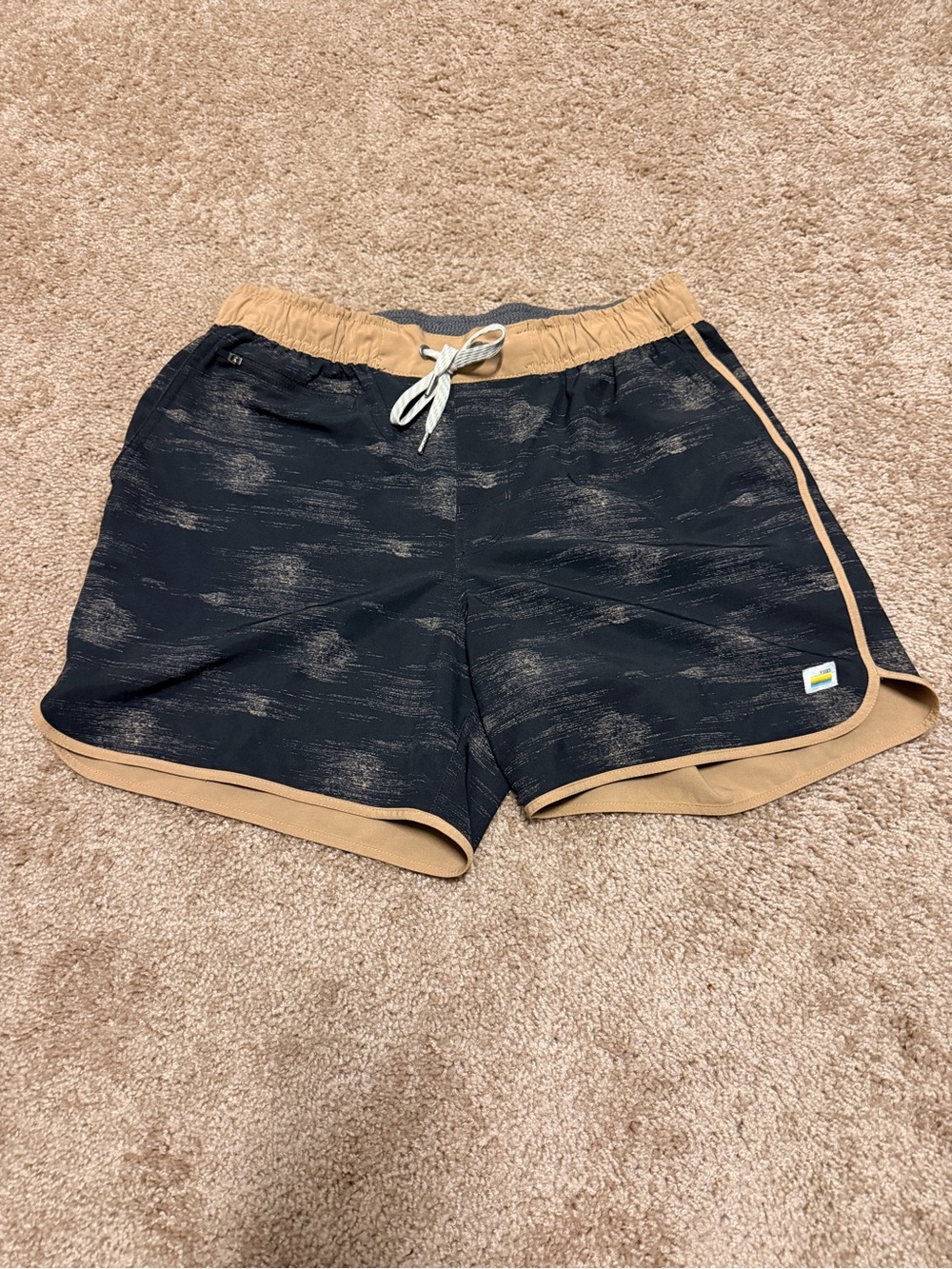 Vuori Banks 5” Black Athletic Shorts with Tan Trim
